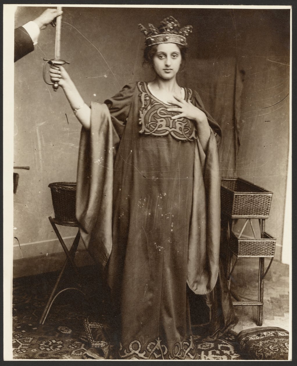 [Kvinnlig modell bär krona och håller i svärd] av Alphonse Maria Mucha