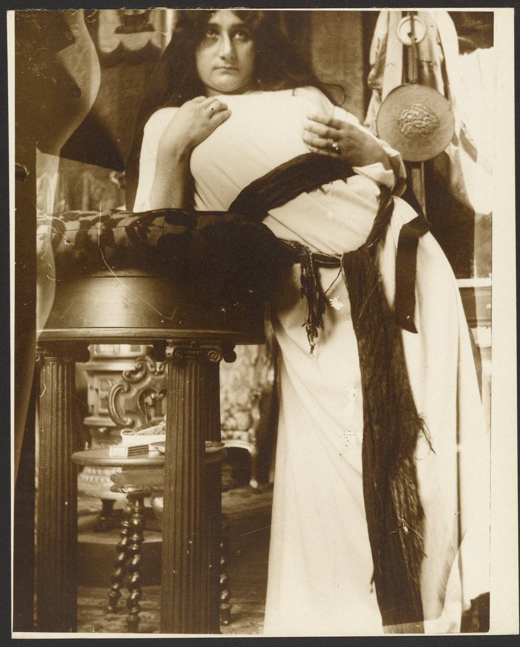 [Kvinnlig modell för illustration av Emil Gebharts "Cloches de Noël et de Pâques", Paris]. av Alphonse Maria Mucha