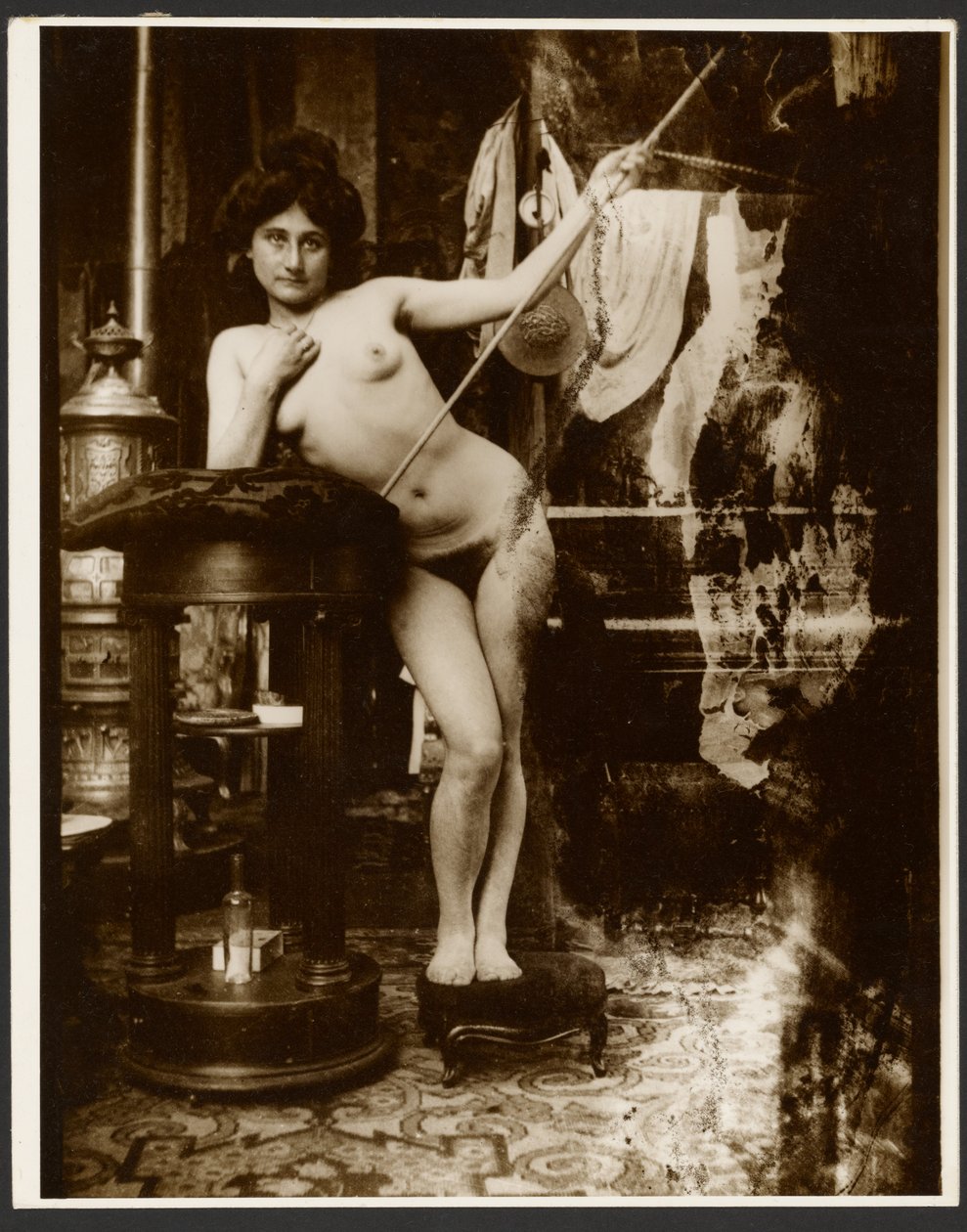 [Kvinnlig nakenbild med spjut, Paris] av Alphonse Maria Mucha
