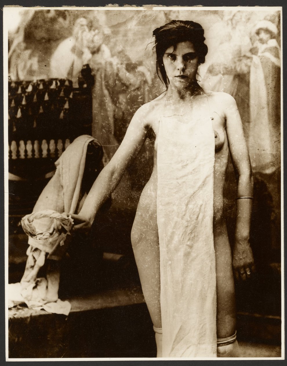 [Naken kvinnlig modell draperad med tyg] av Alphonse Maria Mucha
