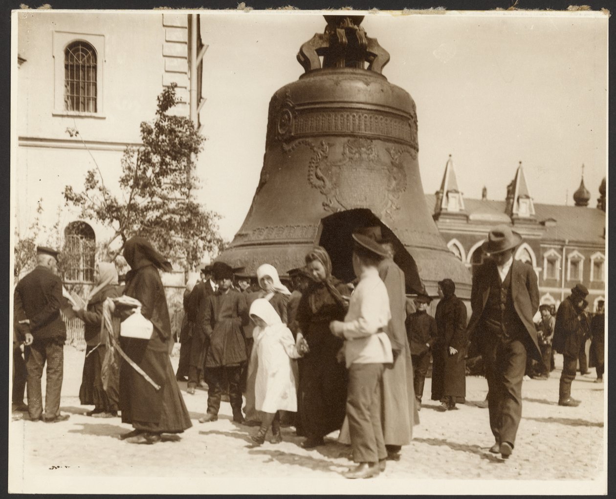 [Fotografier från studieresan till Ryssland som användes för målningen "The Abolition of Serfdom in Russia" (1914), från "Epic of the Slavs Cycle, Moscow"] av Alphonse Maria Mucha