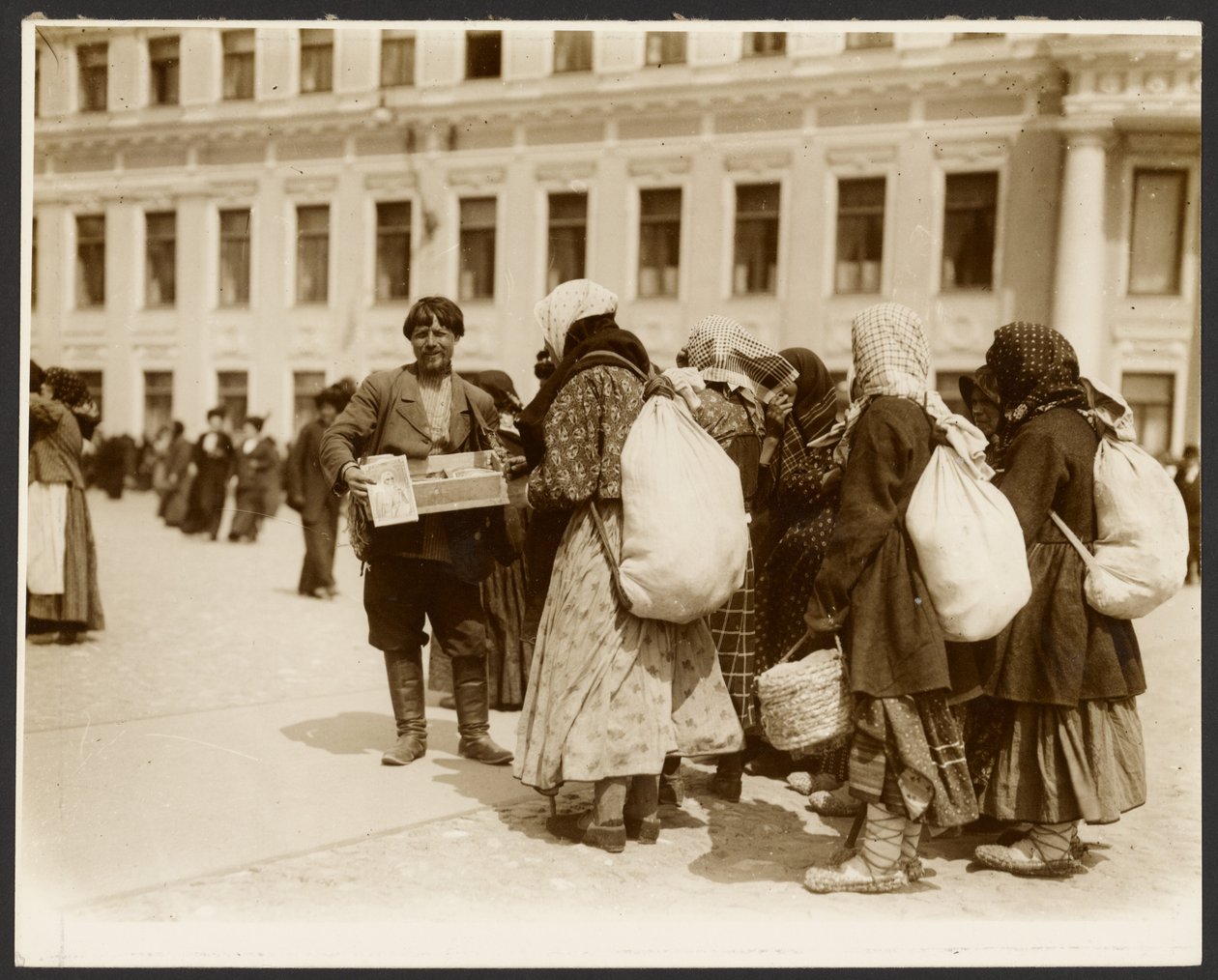 [Fotografier från studieresan till Ryssland som användes för målningen "The Abolition of Serfdom in Russia" (1914), från "Epic of the Slavs Cycle, Moscow"] av Alphonse Maria Mucha