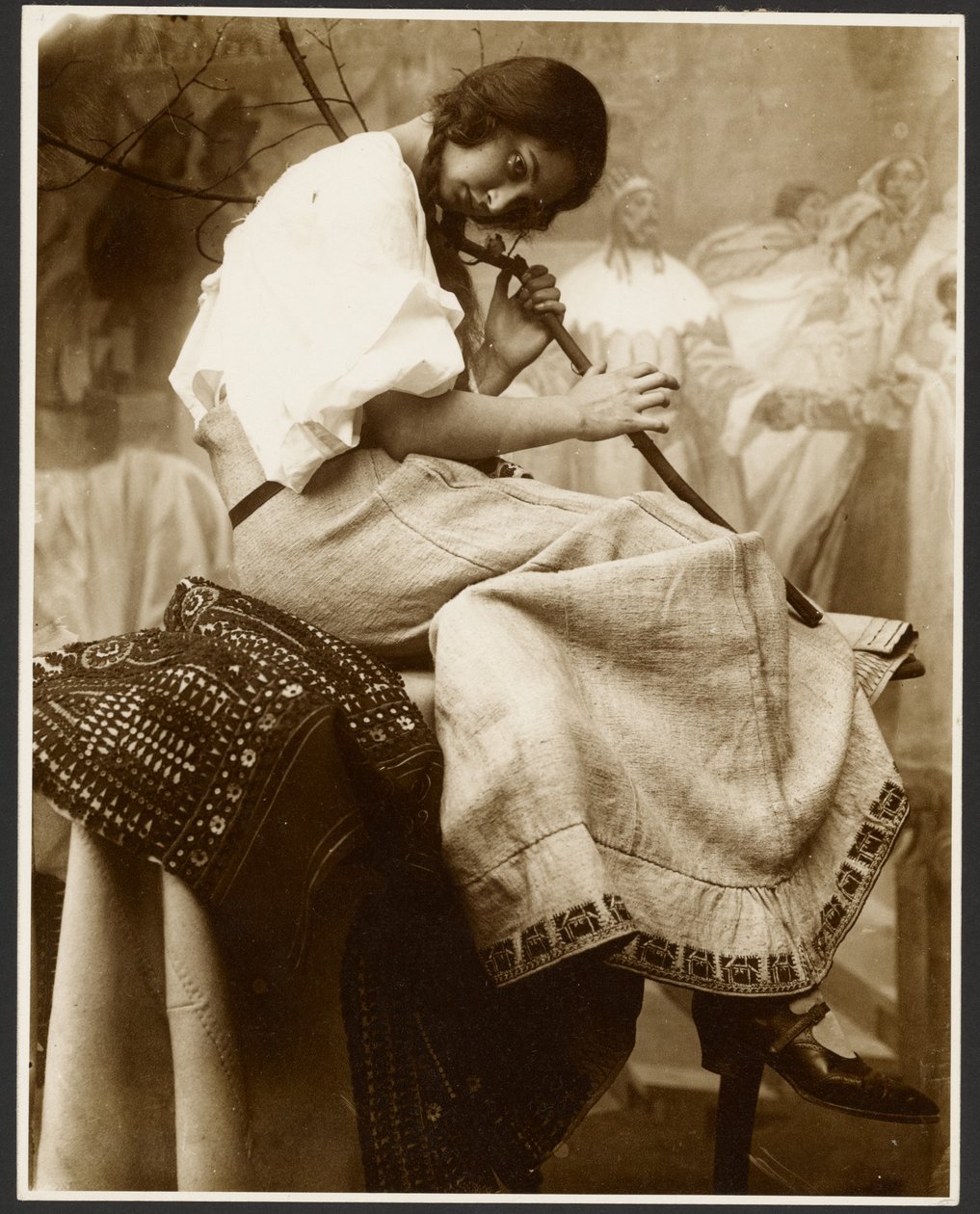 [Sittande kvinnlig modell som håller i en trädgren] av Alphonse Maria Mucha