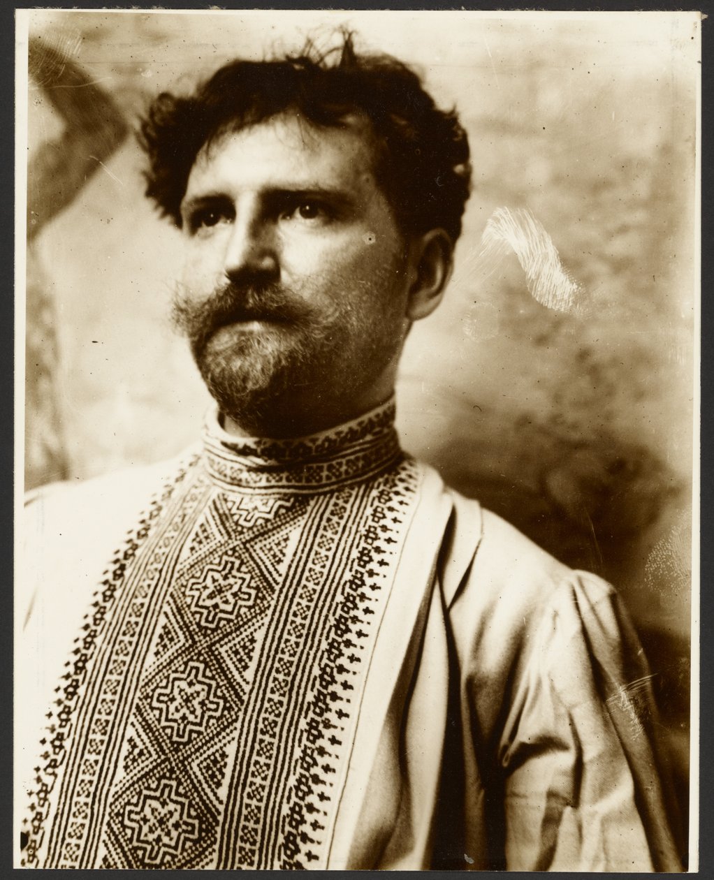 [Självporträtt i fin skjorta] av Alphonse Maria Mucha