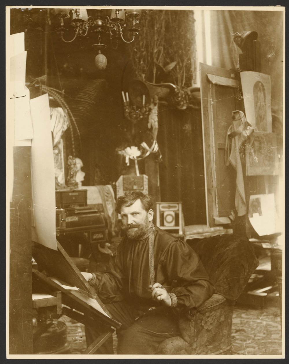 [Självporträtt i sin ateljé, Rue du Val-de-Grâce, Paris] av Alphonse Maria Mucha