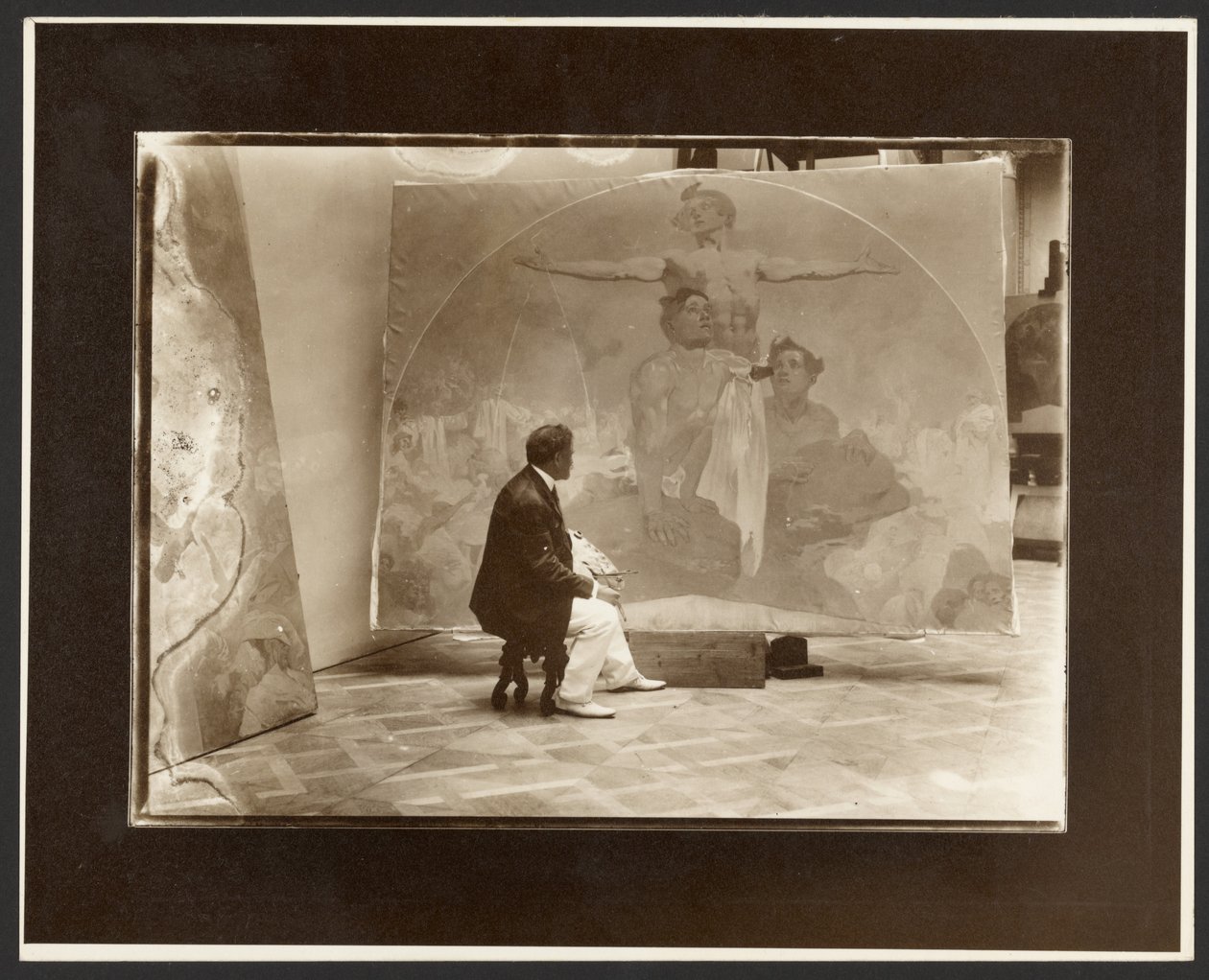[Självporträtt av Alphonse Mucha under arbetet med "Lunette, Through Strength to Liberty, Through Love to Unity!" för borgmästarens hall Municipal House, Prag] av Alphonse Maria Mucha