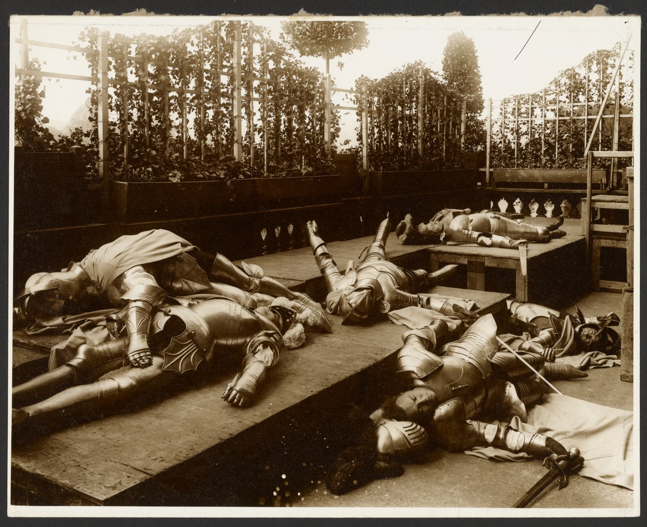 [Sex manliga modeller som antika krigare klädda i rustning som låtsas vara döda] av Alphonse Maria Mucha