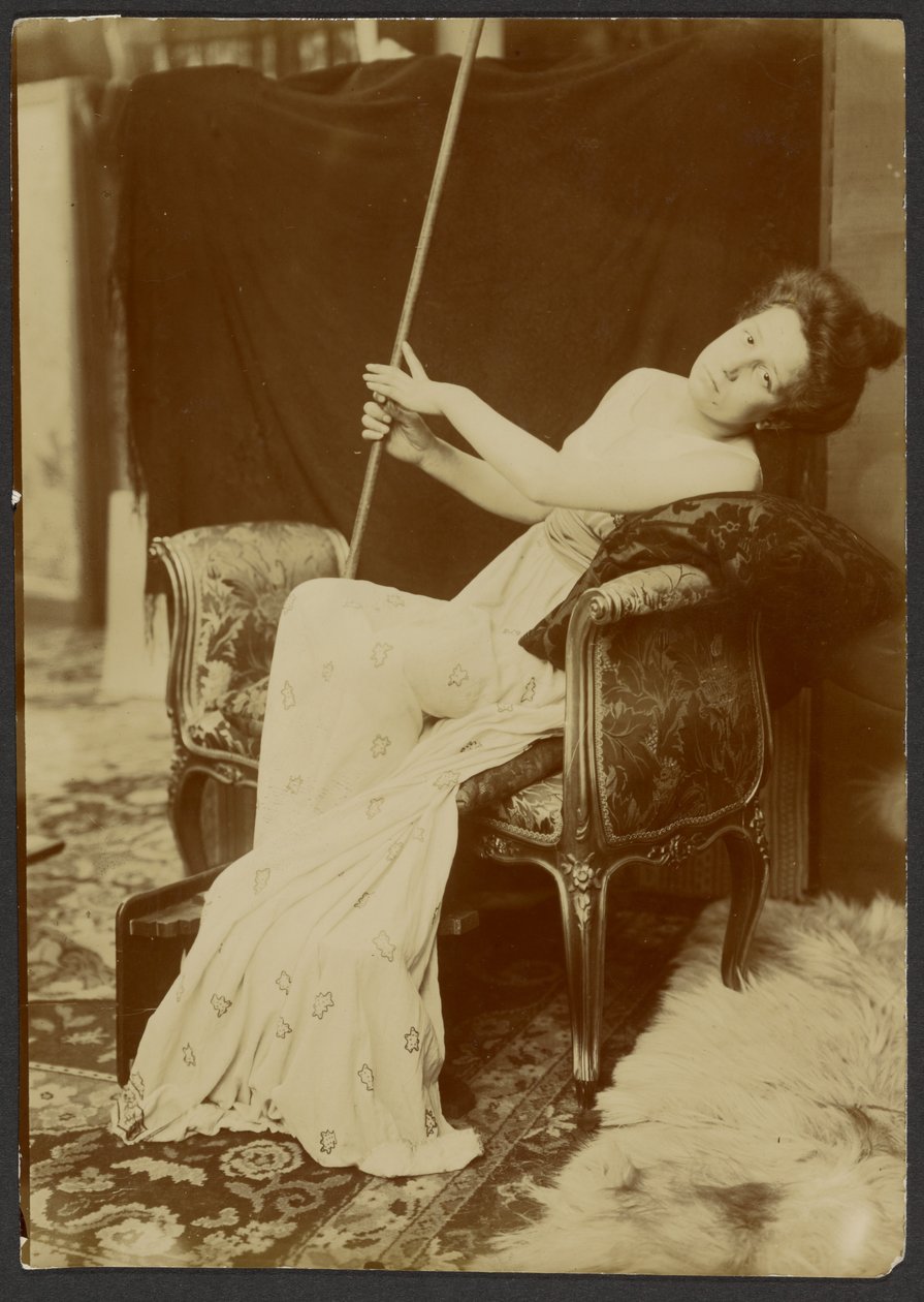 [Kvinna som modellerar på en bänk] av Alphonse Maria Mucha