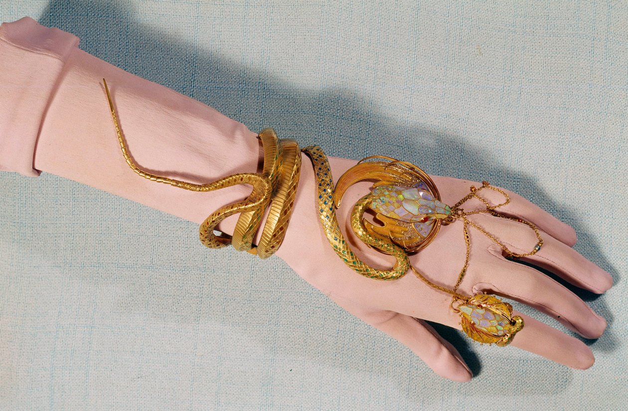 Armband och ring av komikern Henriette Rosine Bernard som heter Sarah Bernhardt (1844-1923). Regisserad av Fouquet Michot. 1800-talet. Privat samling av Alphonse Mucha