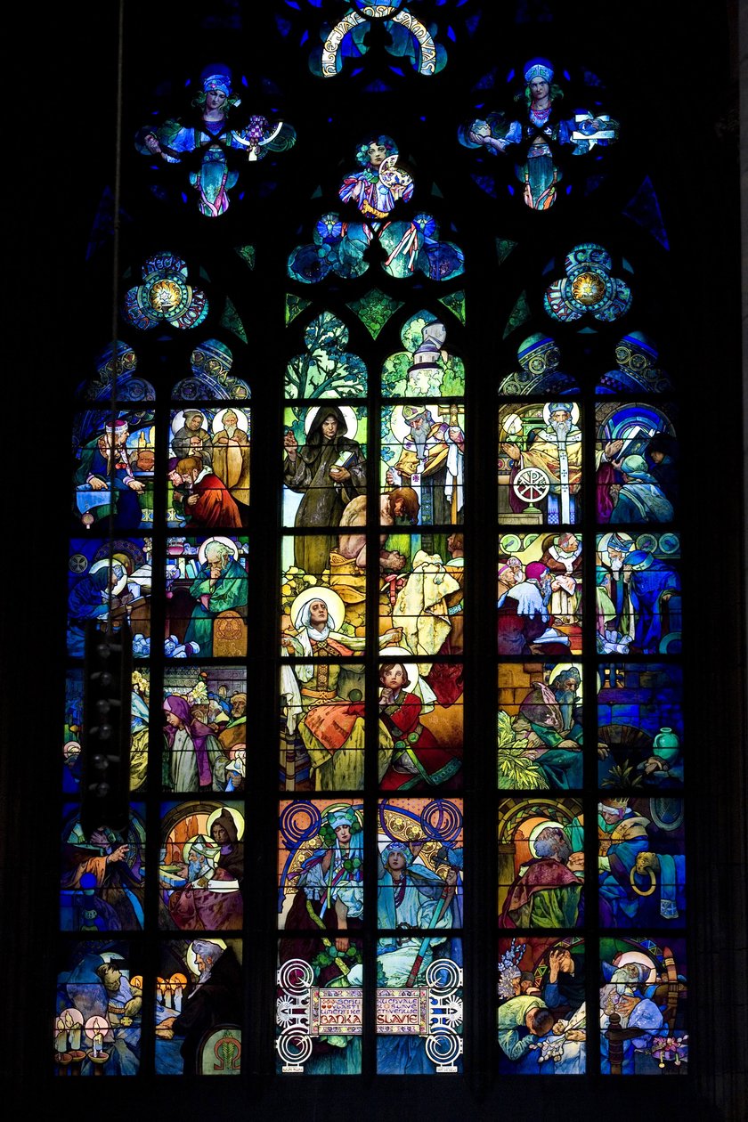 Målat glas av Alphonse Mucha (Alphons) (1860-1939) i Saint Guy Cathedral i Prag, Tjeckien. Fotografi 2009 av Alphonse Mucha