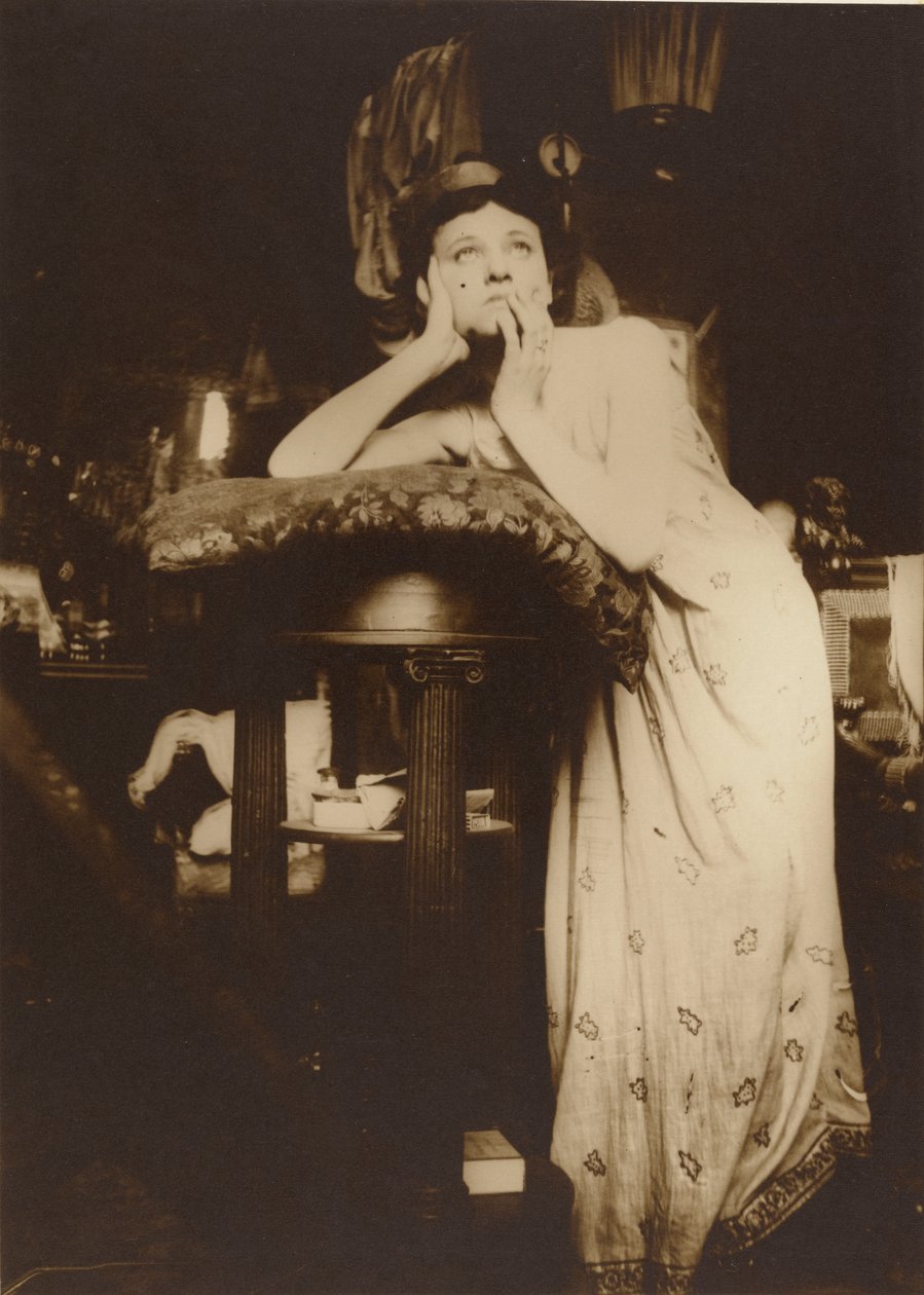 Kvinnlig modell bär en tiara, Paris, 1899 (sepiatonat gelatinsilvertryck) av Alphonse Mucha