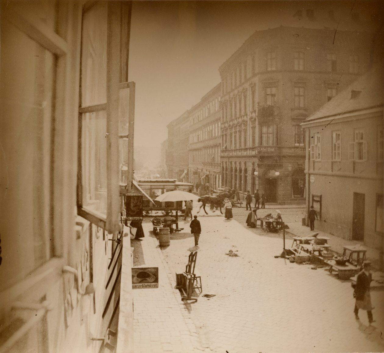 Utsikt från fönstret i Muchas lägenhet, nära Amalienstrasse, München, 1886 (silvertryck av gelatin) av Alphonse Mucha
