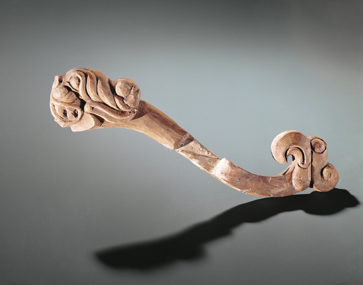 Kindstycke dekorerad med huvuden, Altai nomad, 400- 300-talet f.Kr. (trä) av Altaic School