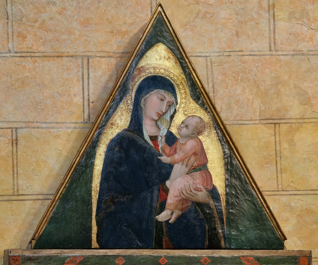 Ärkeängeln Sankt Mikael dräper draken mellan Benedictus och Bartolomeus (tempera på pannå) av Ambrogio Lorenzetti