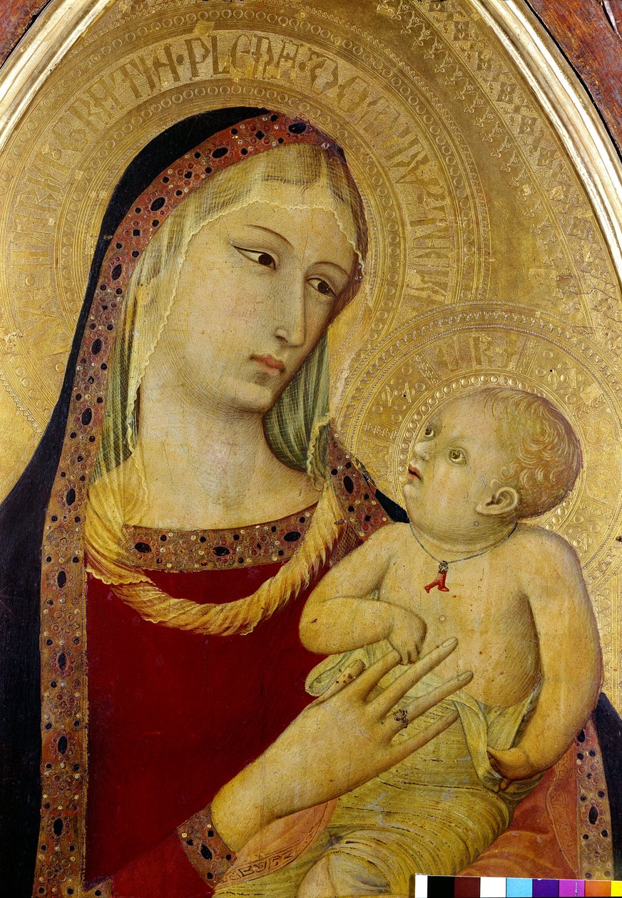 Jungfru och barn, detalj. Triptyk av den helige åklagare. Madonnan bär en slöja och en ring på sin hand. Jesus Kristus bär ett halsband med ett korallhänge. Målning av Ambrogio Lorenzetti (1285-cirka 1348) av Ambrogio Lorenzetti