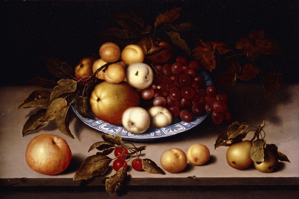 Persikor, äpplen, aprikoser och vindruvor i en Wanli Kraak porslinsskål med körsbär, päron, aprikoser och ett äpple på en avsats, av Ambrosius the Elder Bosschaert