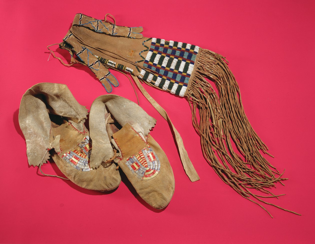 Mockainer och damasker, slättindianer, ca 1820 (läder och pärlor) av American
