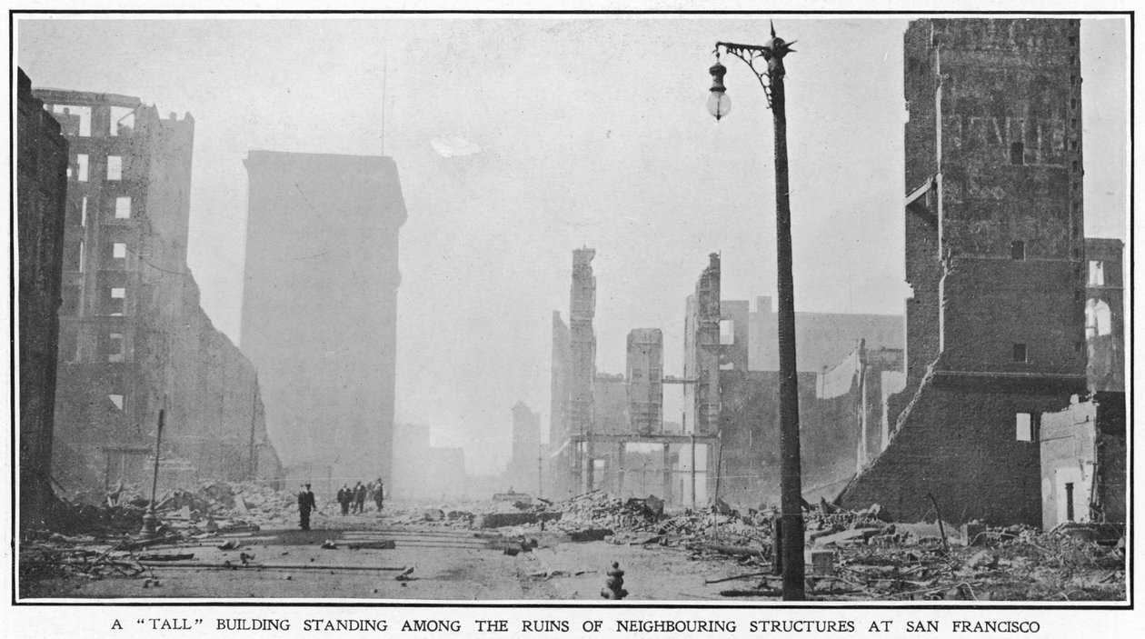 En helt byggnad som står bland ruinerna av närliggande strukturer efter jordbävningen i San Francisco 1906, 1906 av American Photographer