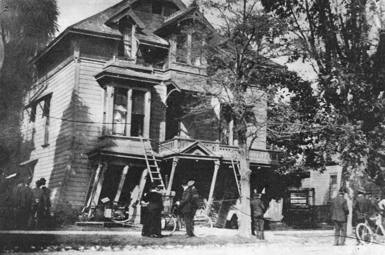 Ett hus på gränsen till kollaps efter jordbävningen i San Francisco 1906, 1906 av American Photographer