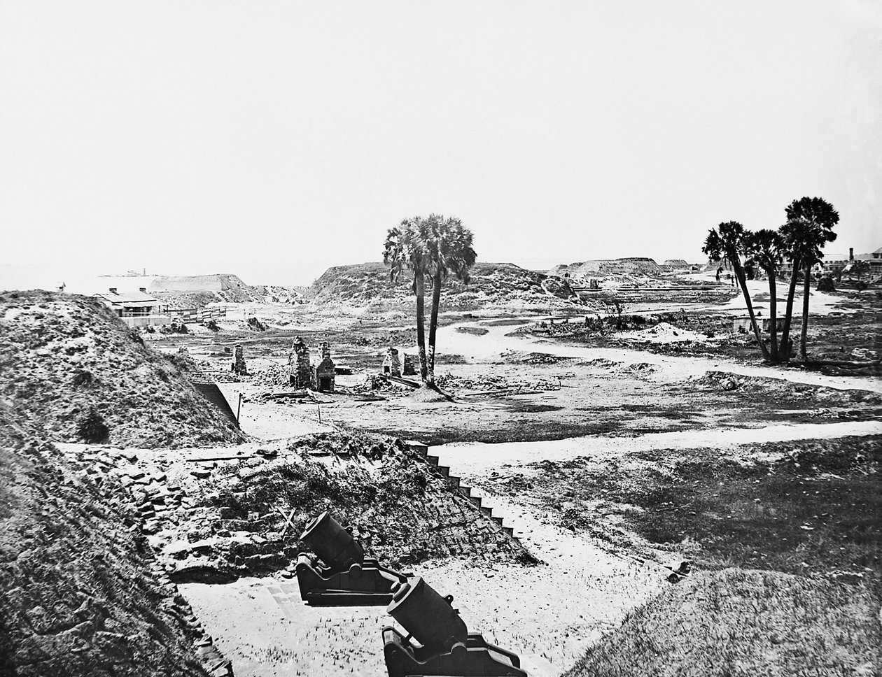 Övergivna murbruk och tomma konfedererade befästningar bredvid Fort Moultrie på Sullivans Island, Charleston Harbor, South Carolina, 1865 av American Photographer
