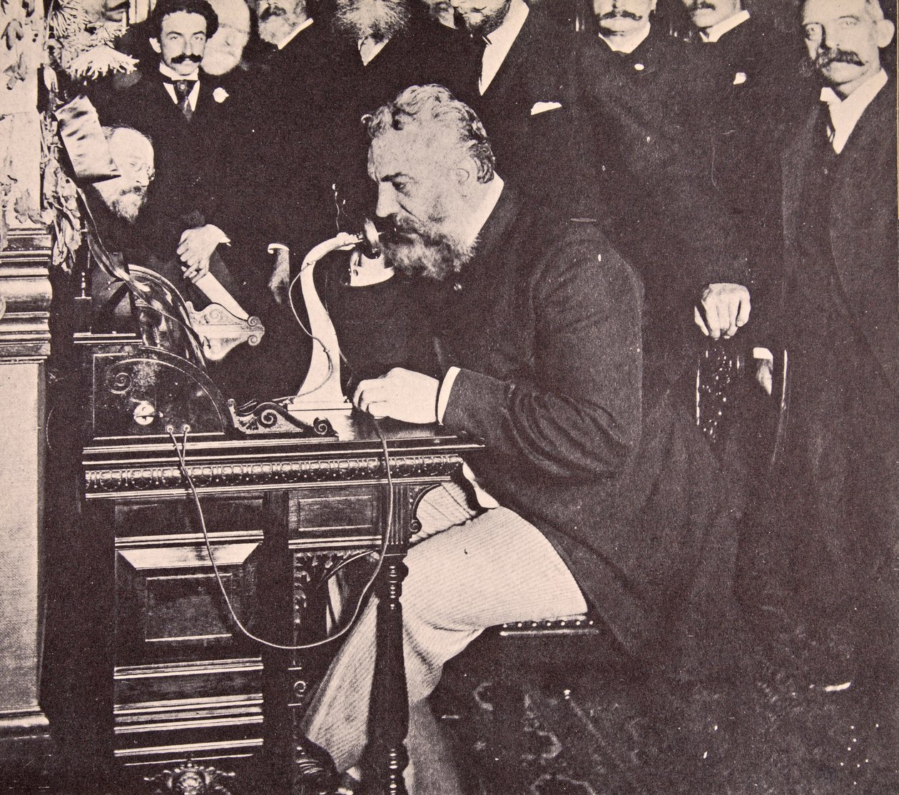 Alexander Graham Bell ringde det första samtalet mellan New York och Chicago, 1892 av American Photographer