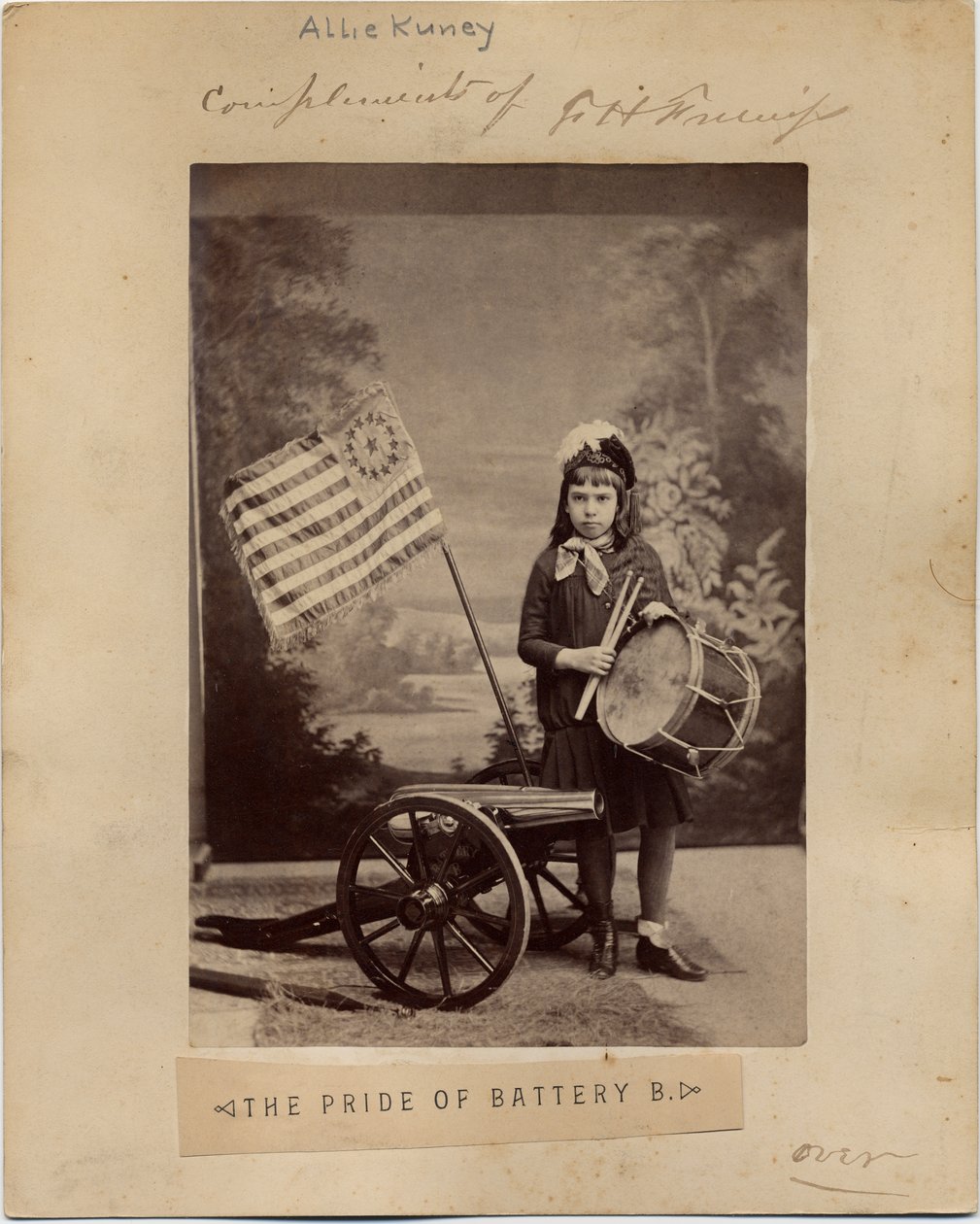 Allie Kunie, i kostym som flickan från dikten The Pride of Battery B, av Frank H Gassaway, visad i 336831, baksidan av detta foto (albumfoto) av American Photographer