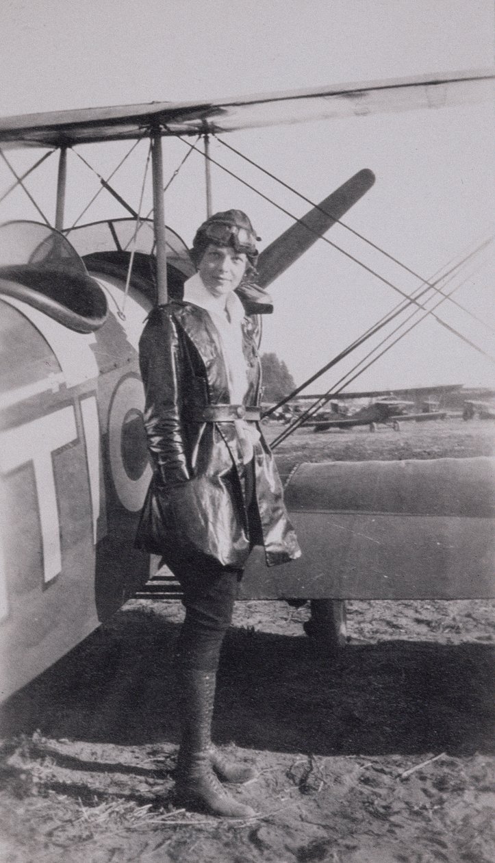 Amelia Earhart (1897-1937) next to the McLintic bi-plane, c.1922  av American Photographer