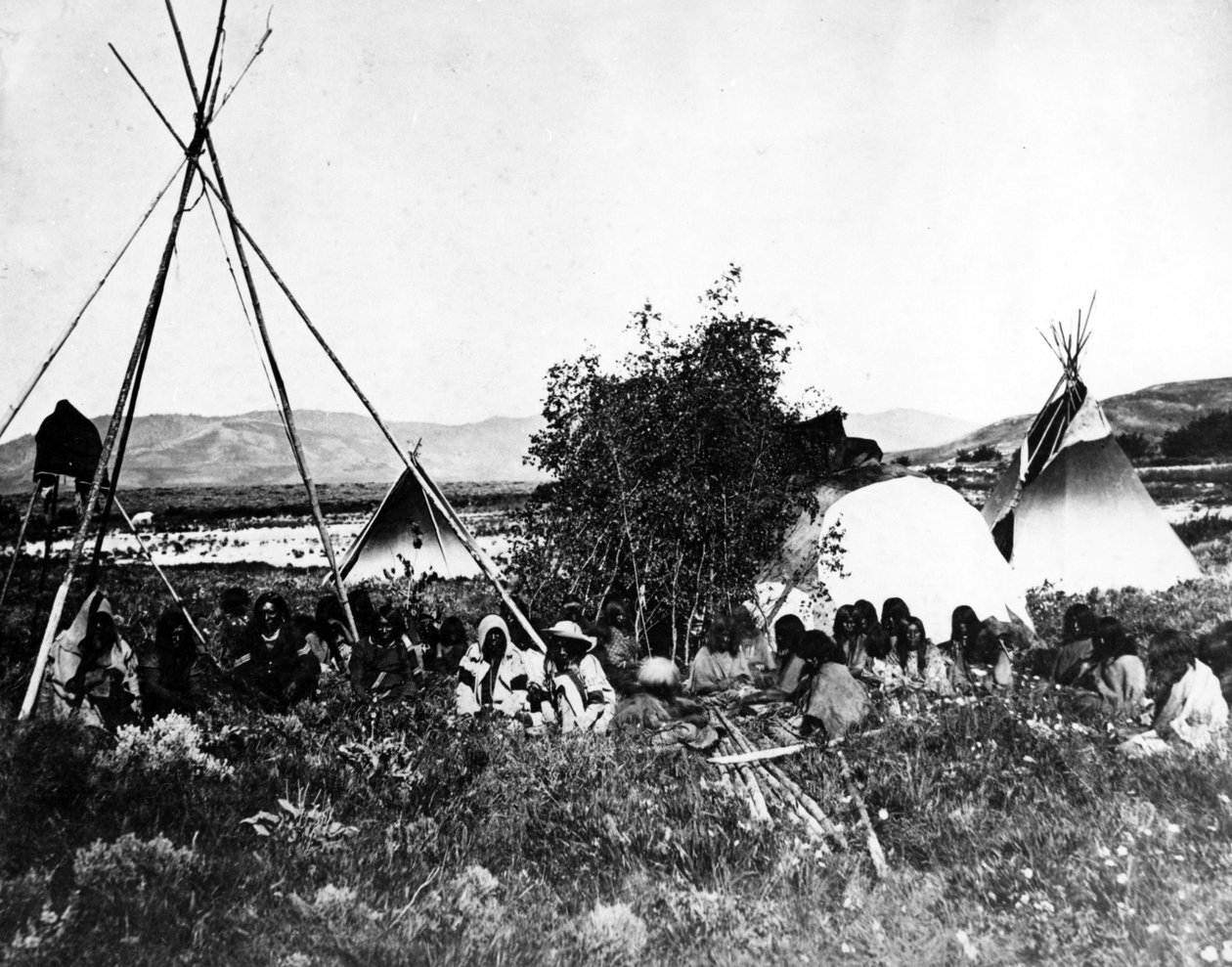 Amerikanska indianer med tipi, ca 1870-talet av American Photographer