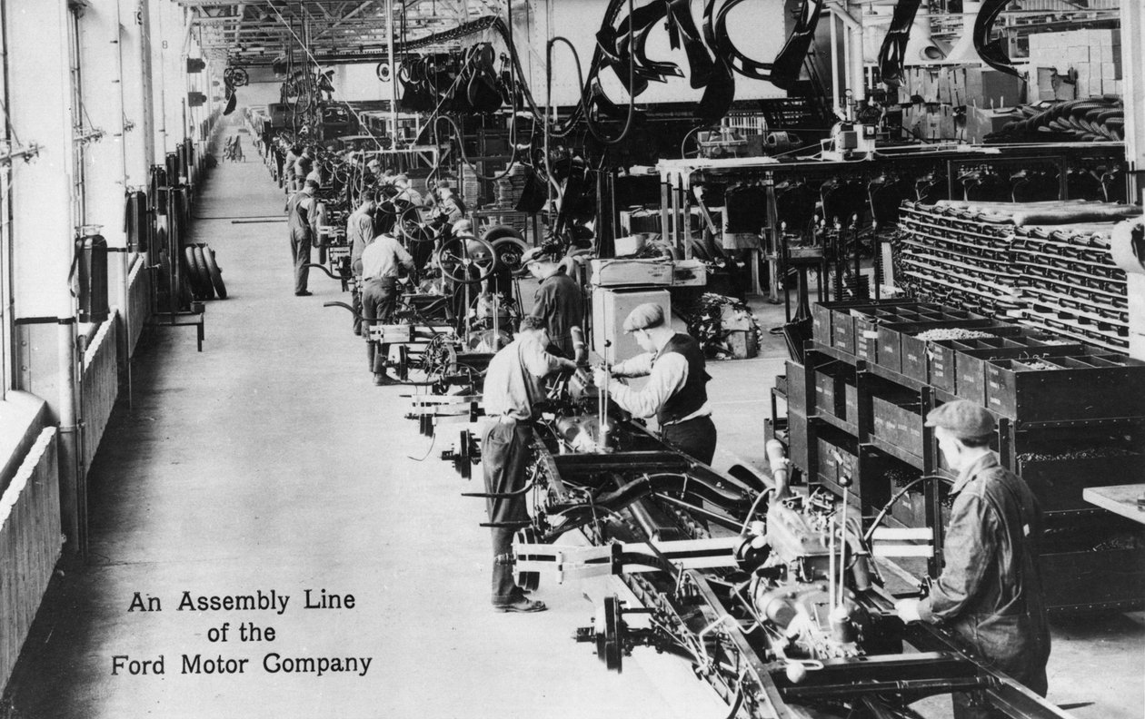 Ett löpande band vid Ford Motor Company, ca 1910-20 av American Photographer