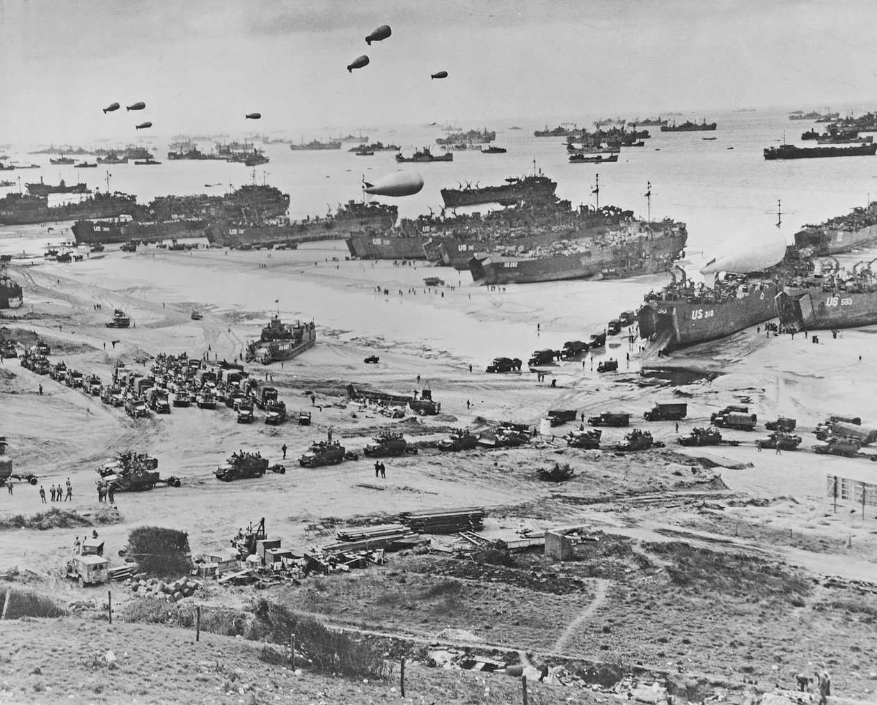 Fågelperspektiv av landstigningsfarkoster, spärrballonger och allierade trupper som landar i Normandie, Frankrike på D-dagen den 6 juni 1944 (silvertryck av gelatin) av American Photographer