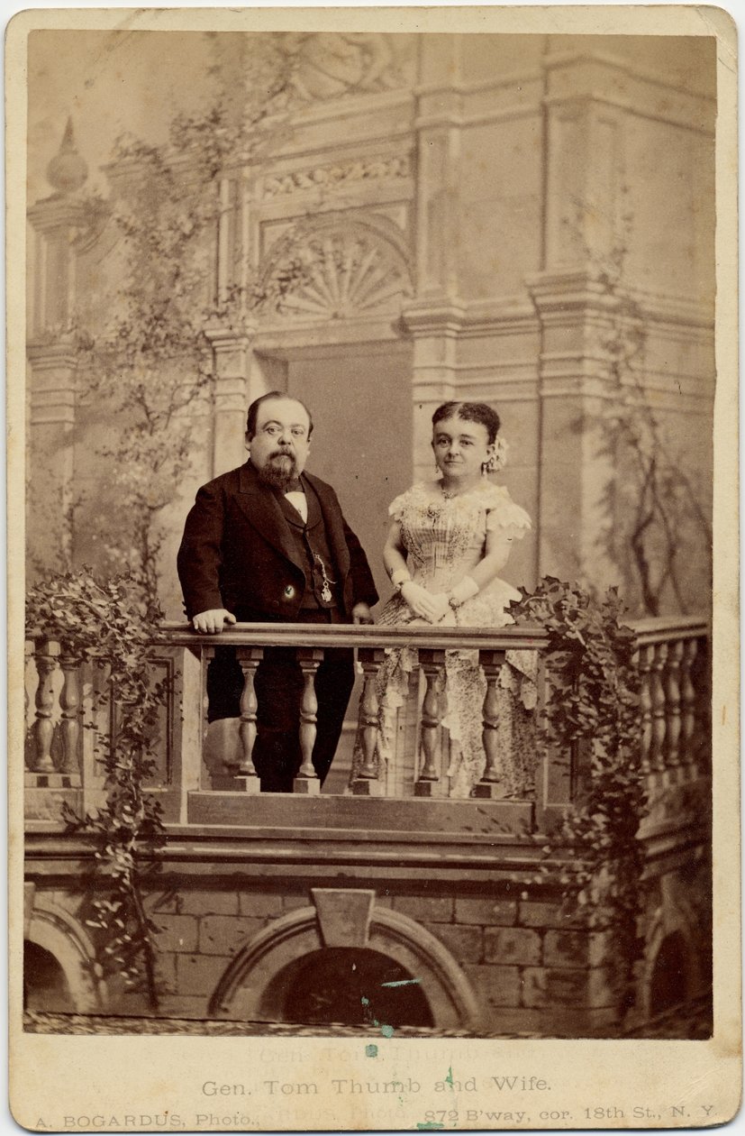 Charles Sherwood Stratton, pseudonym: General Tom Thumb (1838-83) och Mercy Lavinia Warren Bump (1841-1919), hans fru, känd som Mrs Tom Thumb, artister och dvärgar; foto av A Bogardus, New York (al av American Photographer