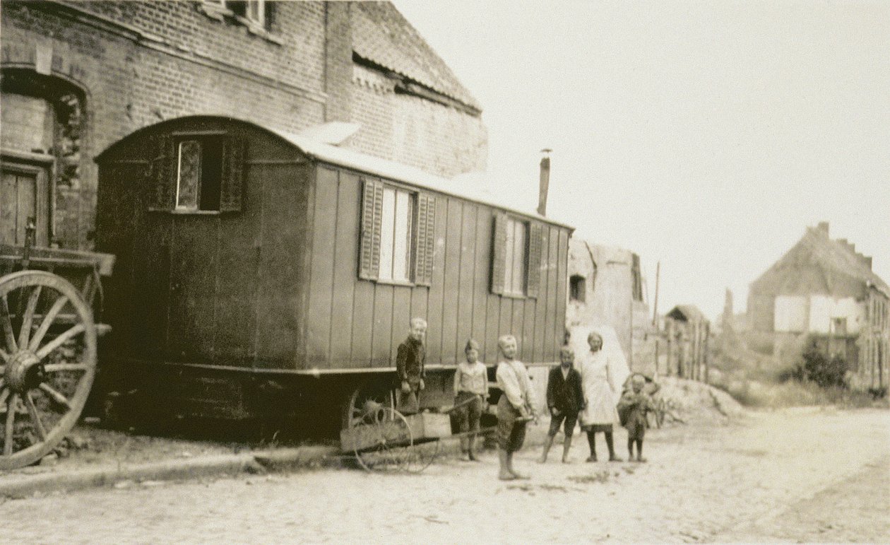 Children and Families in Post-World War I France, Lens, Pas-de-Calais, 1919  av American Photographer
