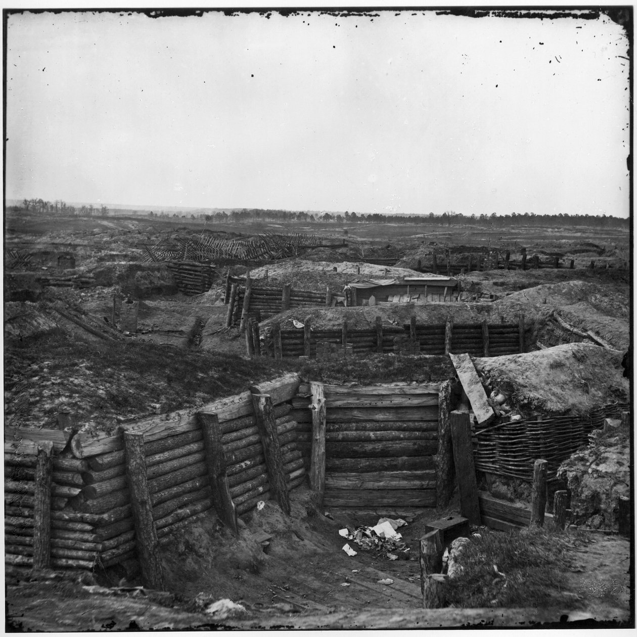 Konfedererade befästningar med Chevaux-de-Frise utanför, Petersburg, Virginia, april 1865 av American Photographer