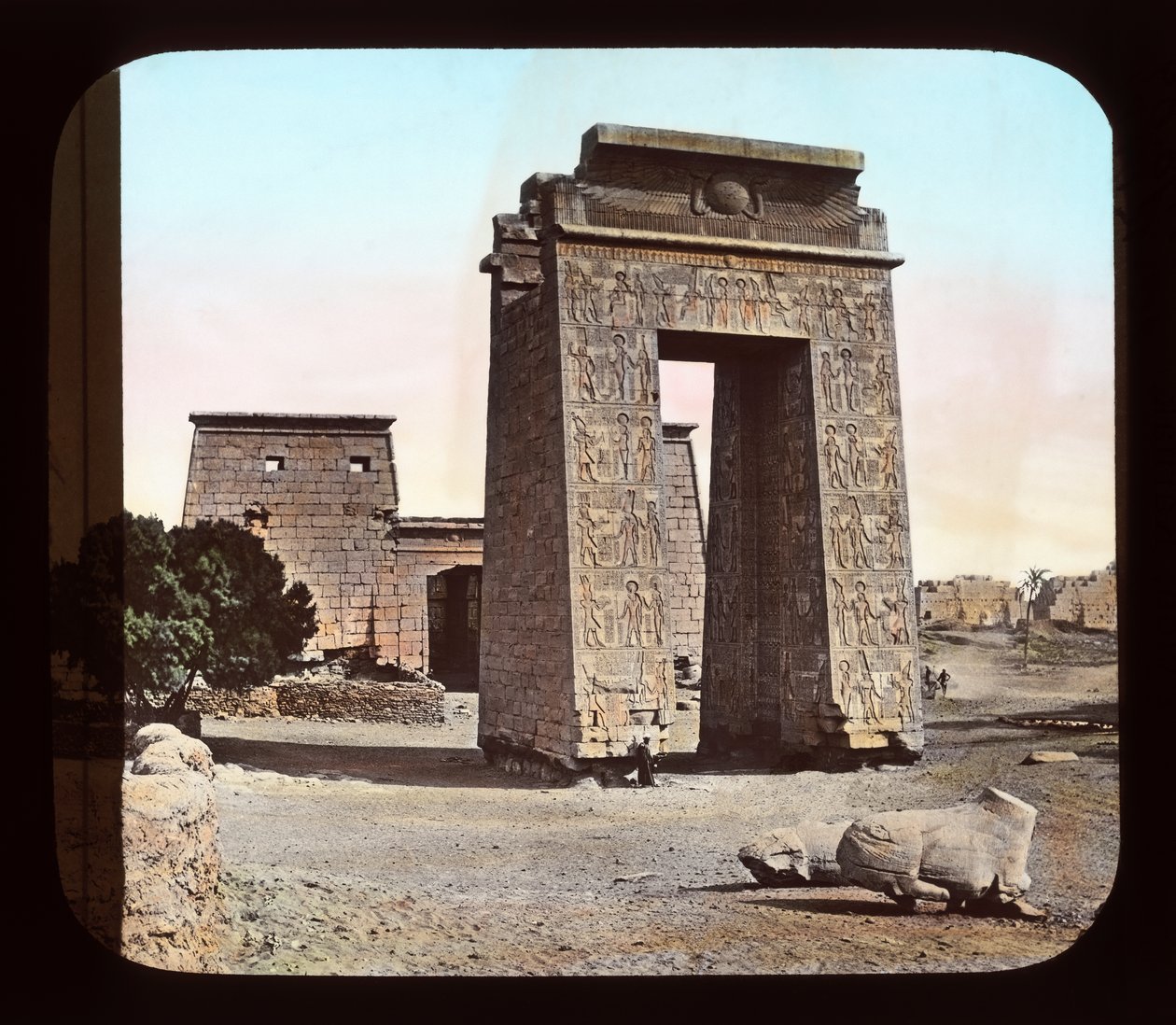 Egypten - Karnak-porten och pylonen (lanternrutschbana) av American Photographer