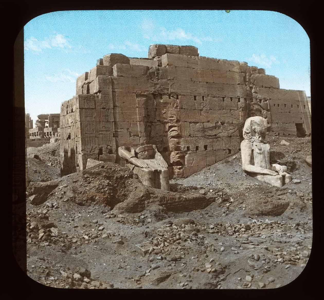 Egypten - Karnak, stora statyer (lanternrutschbana) av American Photographer