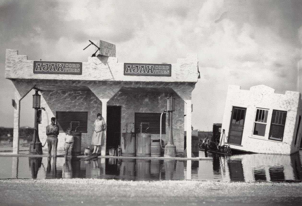 Bensinstation, Hialeah, Florida i orkanen 1926, 1926 av American Photographer