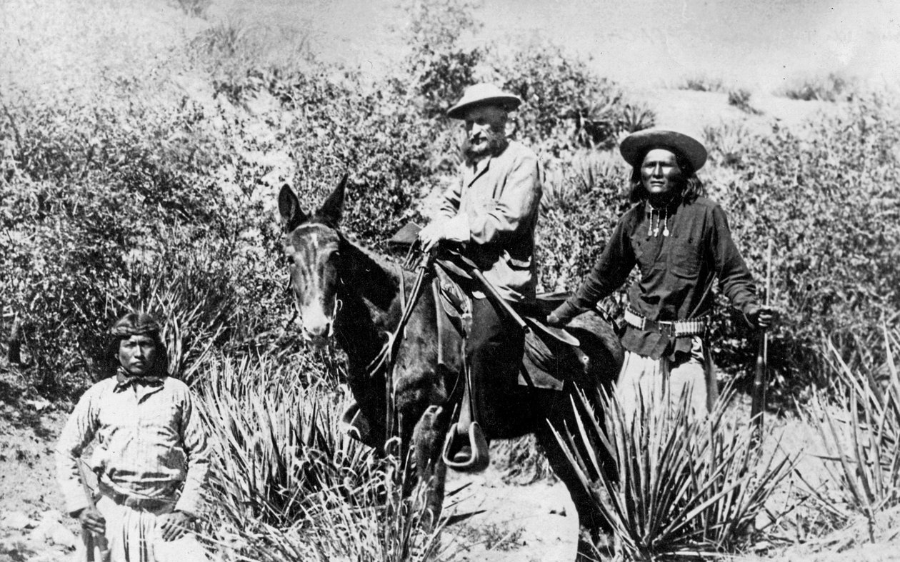 General George Crook på en mula, med två Apache i Arizona, 1882 av American Photographer