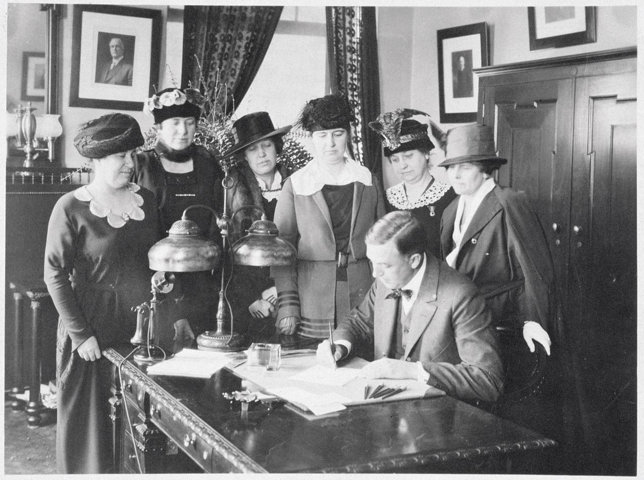 Governor Carl Elias Milliken signing the Suffrage Bill as six women look on, 1917  av American Photographer