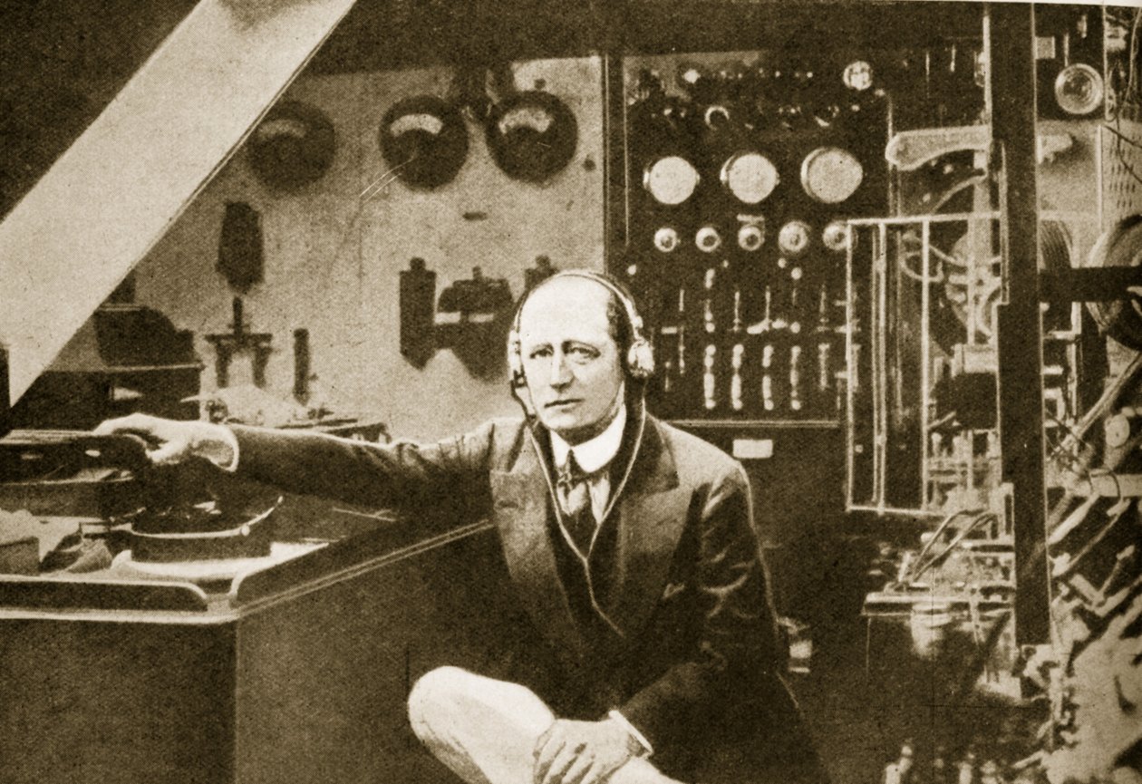 Guglielmo Marconi i den trådlösa kabinen på sin yacht, Elettra (sepiafoto) av American Photographer