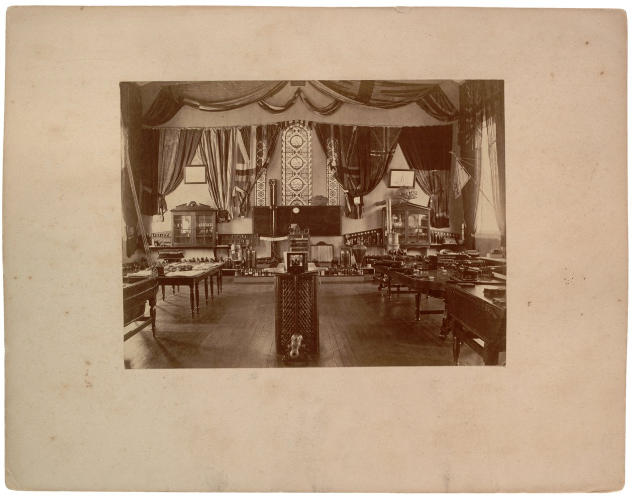 Gunnery modellrum, ca 1870 (sepiafoto) av American Photographer