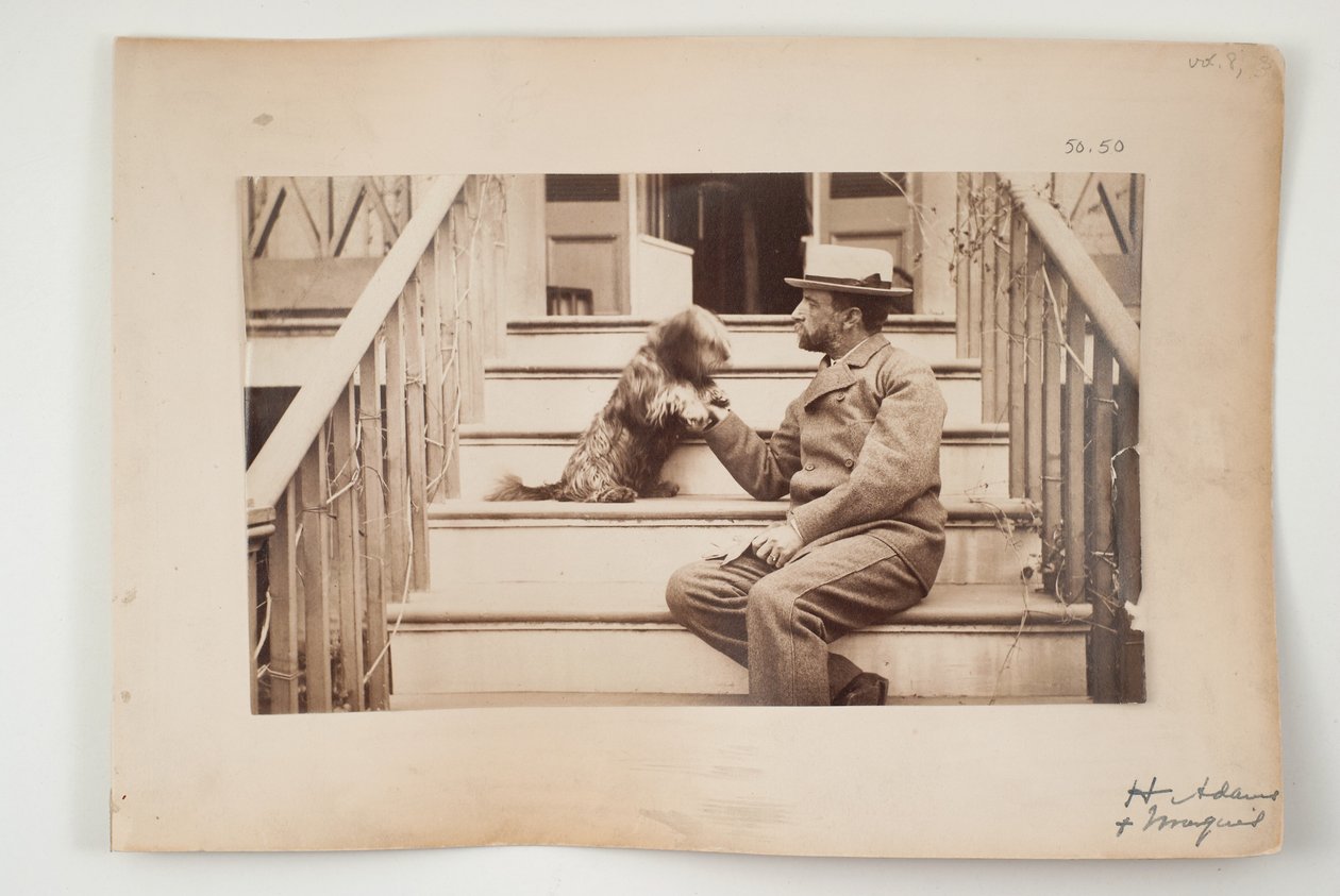 Henry Adams med sin hund, Marquis, c.1883 av American Photographer