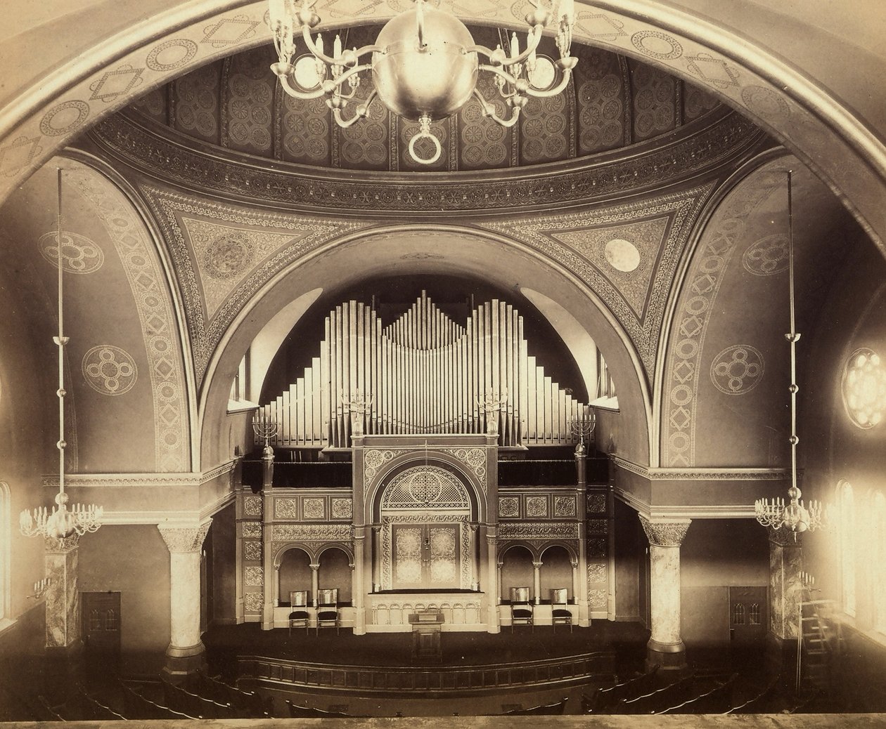 Interiör av New Yorks synagoga av American Photographer