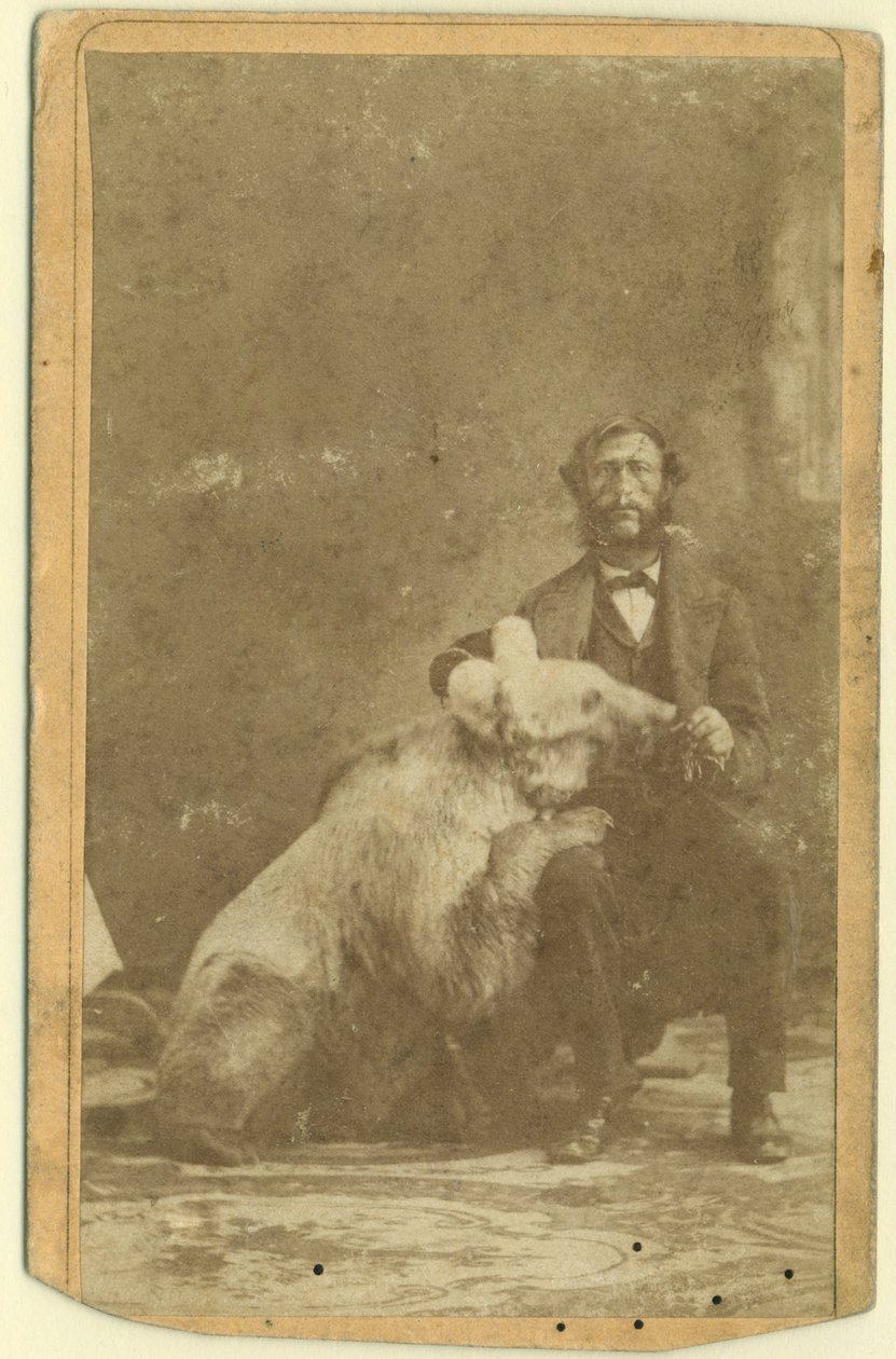 James Capen Grizzly Adams (1807-60) fotograferad med en Grizzlybjörn av American Photographer