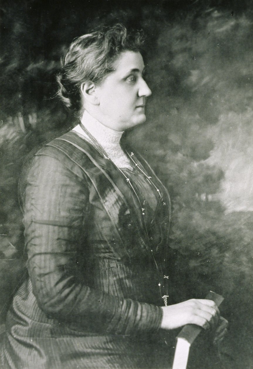 Jane Addams holding a book, 1913  av American Photographer