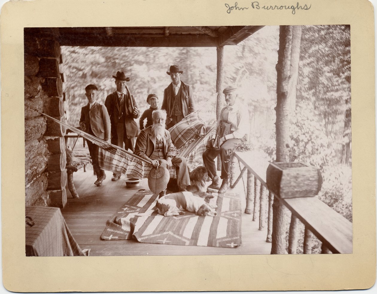 John Burroughs (1827-1921), amerikansk naturforskare, sittande i hängmatta i mitten av gruppen (silverkloridfoto) av American Photographer