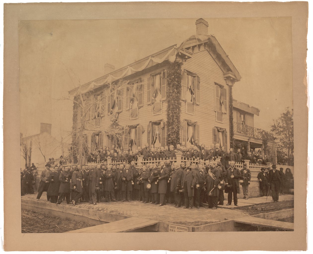 Stort albumtryck av Lincolns hem i Springfield efter begravning, 1865 (sepiafoto) av American Photographer