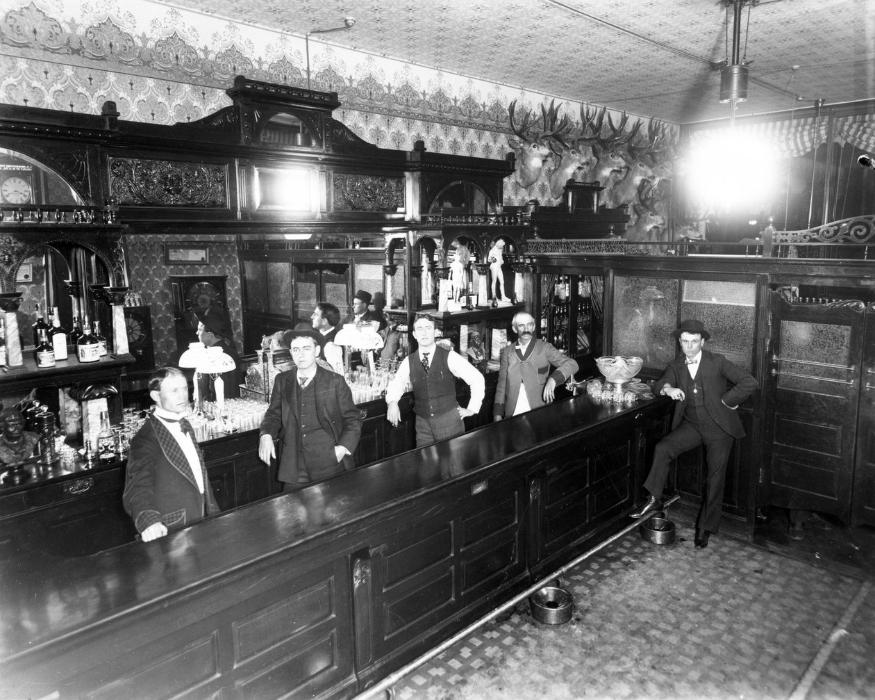 Leadville Saloon, ca 1883-89 av American Photographer
