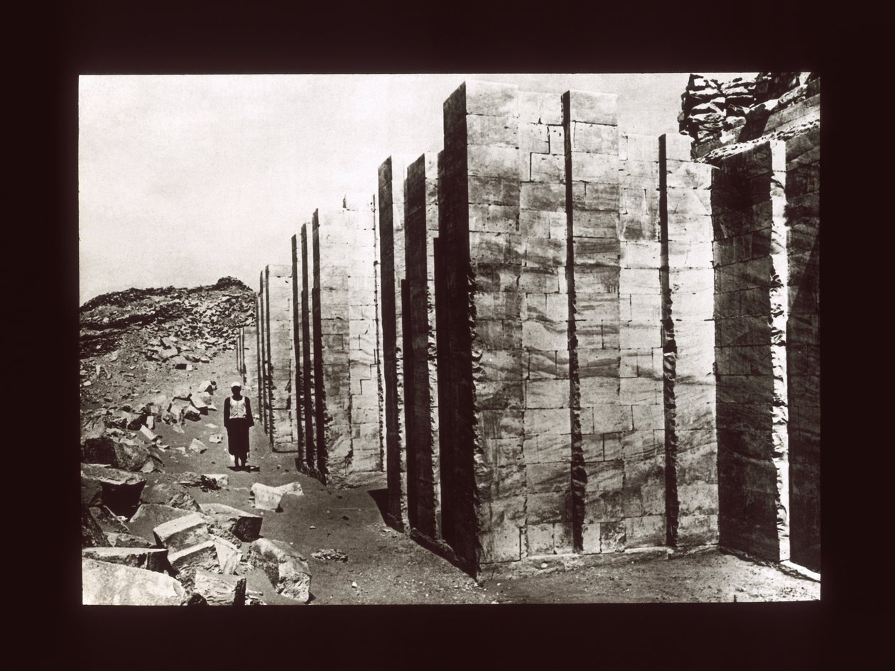 Kalkstenshölje av stegpyramiden, Sakkara, 3:e dynastin (lanternrutschbana) av American Photographer