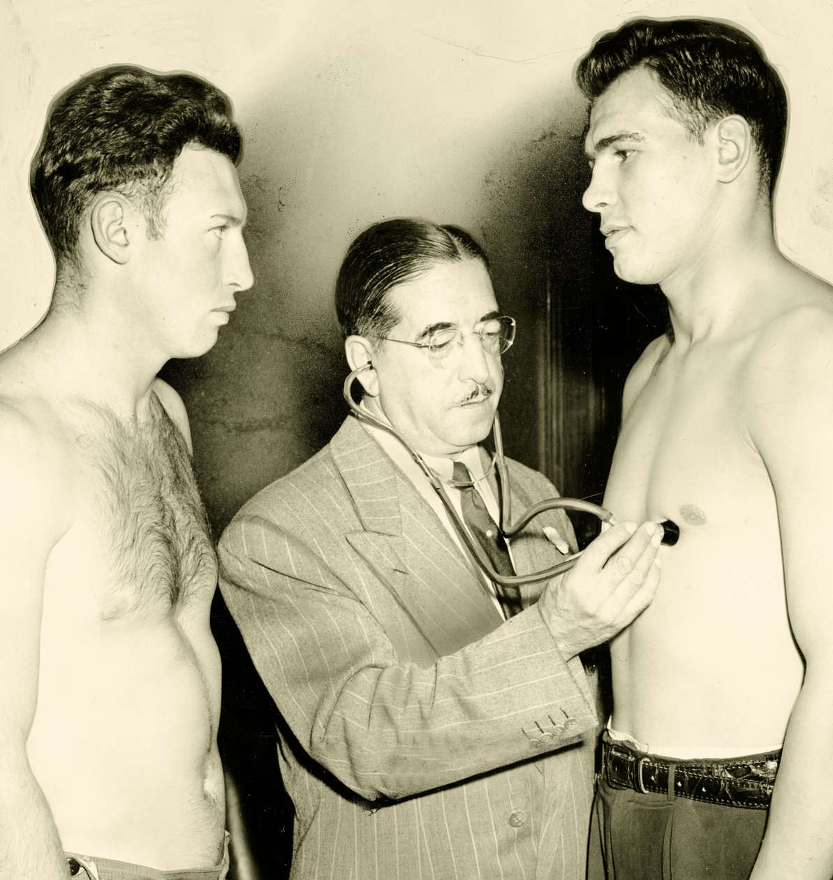 Läkarundersökning före en boxningsmatch, c. 1930 av American Photographer