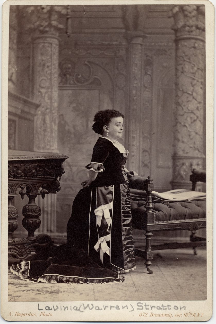 Mercy Lavinia Warren Bump Stratton, pseudonym: Mrs Tom Thumb (1841-1919), artist, dvärg, hustru till Charles Sherwood Stratton, psudonym: General Tom Thumb (1838-83); foto av A Bogardus, New York (alb av American Photographer
